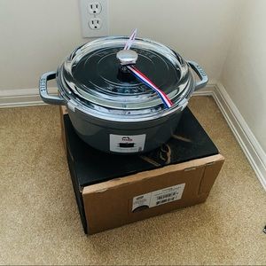 Staub New 24 4qt cast iron pot Grey glass lid